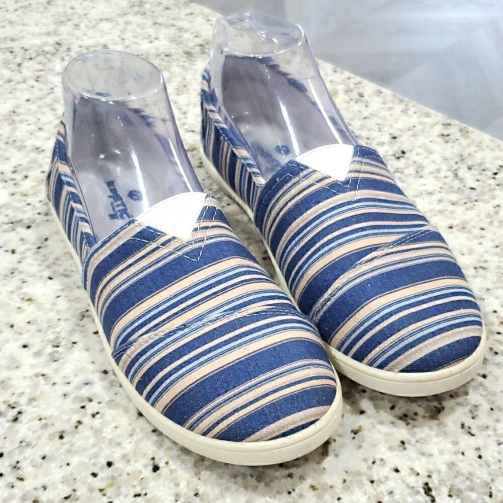 KINETIC SLIP ON CANVAS FLATS, size 8